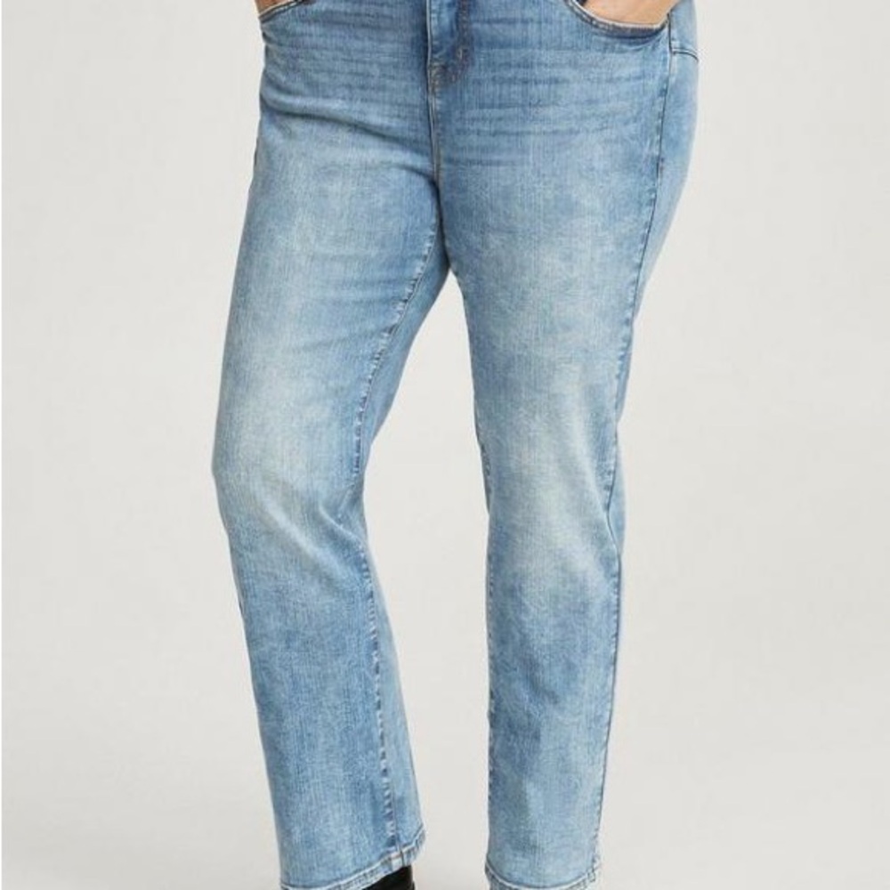 torrid jeans Light Wash Straight Leg ankle  high rise Zise 18